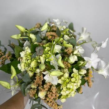 imagem Buquê mix de flores brancas com orquídeas